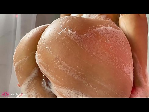 ❤️ Brunette o ipholla litho tsa botona kapa botšehali ho li khotsofatsa Pussy e nang le Vibrator ho ea ho Intense Orgasm in Shower ❤️  ❤